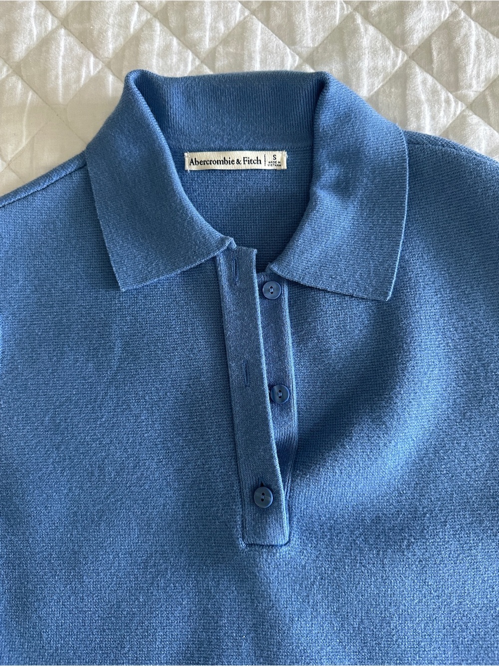 Abercrombie & Fitch Men’s Steel Blue Sleeveless V‑Neck Polo Sweater - Picture 2 of 3